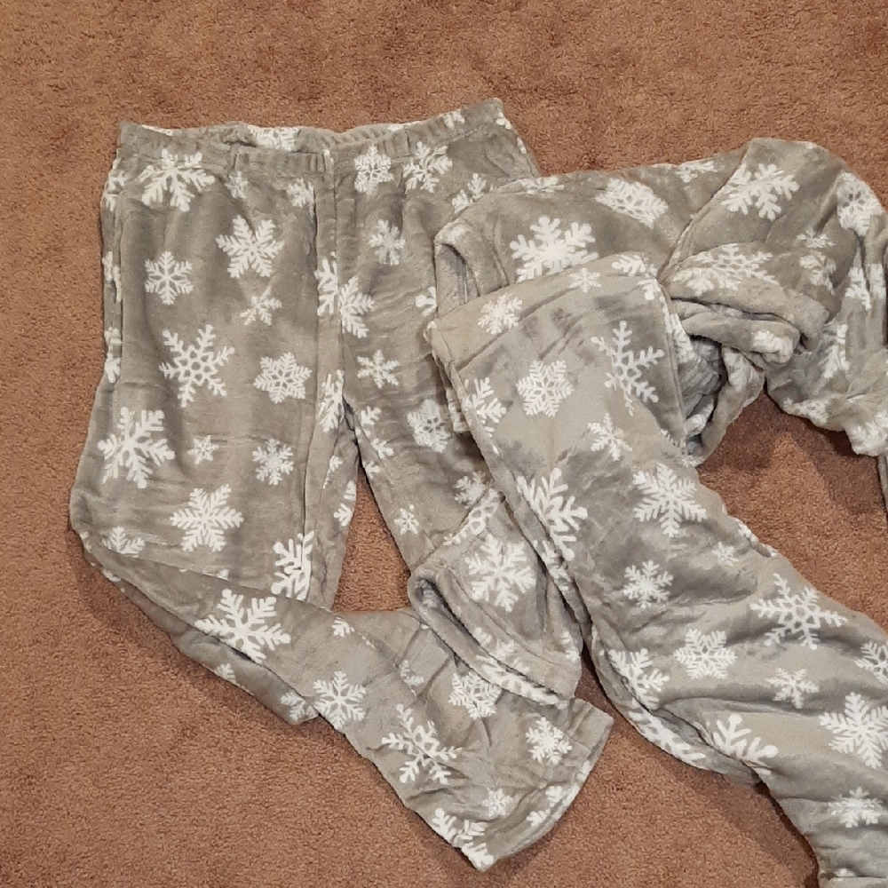 NWOT Bundle of 3 Grey Snowflake Fuzzy Pajama Pants (XL)